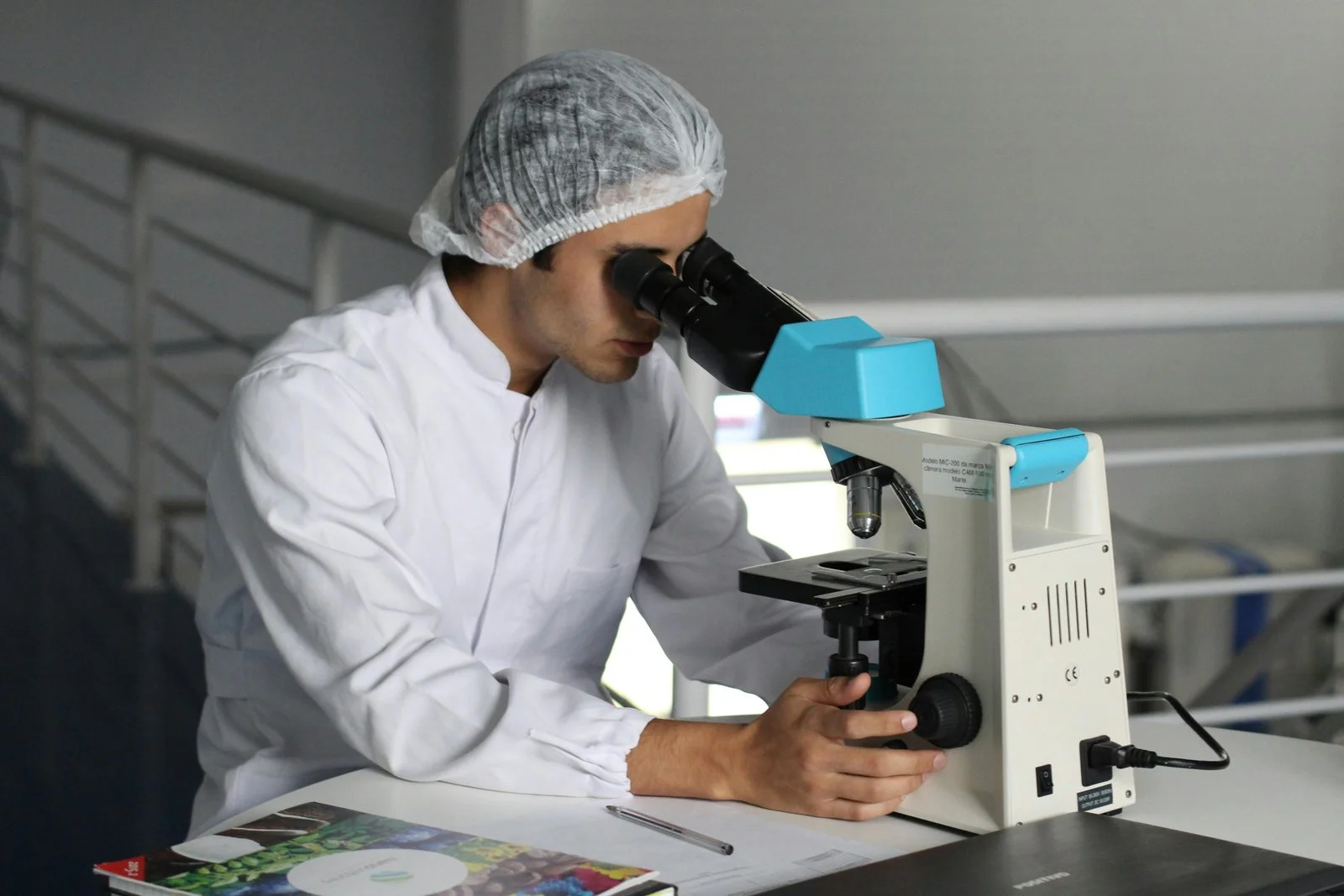 Analyse au microscope dans un laboratoire